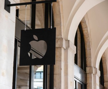 Londra, Birleşik Krallık - 8 Ağustos 2025: Elma şekilli siyah bir işaret şık bir binanın önünde asılı duruyor, tasarım sergileniyor.