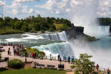 Niagara Şelalesi, New York, ABD - 1 Ağustos 2023: Ziyaretçiler manzaranın tadını çıkarırken, Niagara Şelalesi 'ndeki kayalıklardan akan sular.