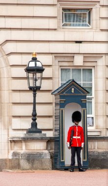 Londra, İngiltere - 7 Ağustos 2025: Bir muhafız büyük bir binanın önündeki küçük bir kabine yerleştirildi.