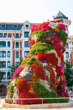 Bilbao, İspanya - 11 Ağustos 2025: Bilbao şehir merkezindeki büyük bir çiçek heykeli olan The Puppy 'nin dikiz görüntüsü.