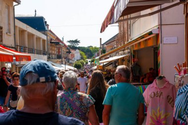 Soulac-sur-Mer, Fransa - 9 Ağustos 2025: İnsanlar Bordeaux, Fransa 'daki canlı Soulac-sur-Mer caddesi boyunca yürüyorlar.