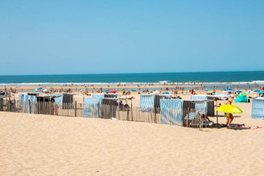 Soulac-sur-Mer, Fransa - 9 Ağustos 2025: Birçok kişi Soulac-sur-Mer, Fransa 'da güneşli bir plaj gününün tadını çıkarıyor.