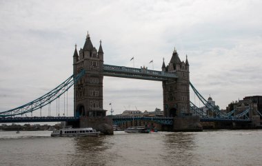 Londra, İngiltere - 7 Ağustos 2025: Kule Köprüsü Thames Nehri 'nin üzerinde altından geçen teknelerle duruyor.