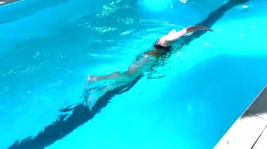 Otel havuzunda yüzen kadınlar.