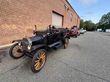 Whippany, New Jersey, ABD - 28 Haziran 2025: Eski Araba Tuğla Binası ve Yoldaki Diğer Araçlar.