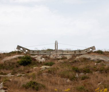 İnsanlar La Caruna, İspanya 'da bir tepedeki açık hava sanat tesislerini keşfediyorlar..