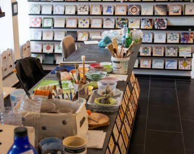 Porto, Portekiz 13 Ağustos 2025: Porto 'da sergilenen sanat malzemeleri ve projeleriyle dolu bir çalışma alanı.