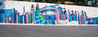 Lizbon, Portekiz - 14 Ağustos 2025: Lizbon 'daki bir duvarda ünlü binalar ve çeşitli şehirlerin manzaraları sergileniyor.