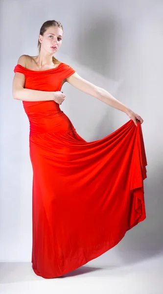 Une jolie fille vêtue d'une robe rouge — Photo