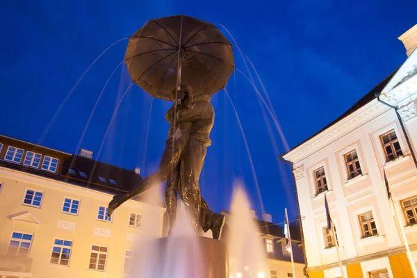 Posąg całuje studentów pod parasolem — Zdjęcie stockowe