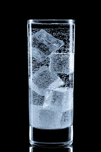 Szkło z wody gazowanej i kostki lodu. — Zdjęcie stockowe