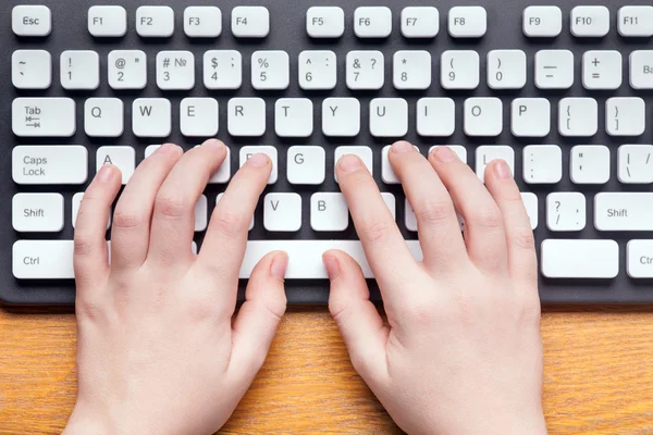 Vista superior de las manos escribiendo en el teclado de la computadora —  Fotos de Stock