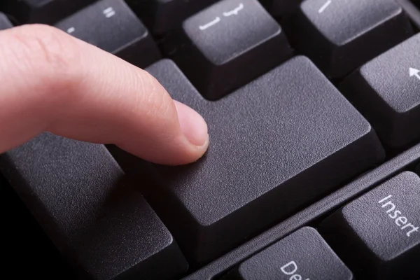 Tangan wanita menggunakan papan ketik komputer — Stok Foto