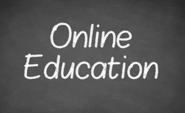 Онлайн-образование, написанное от руки белым шальком на доске — стоковое фото