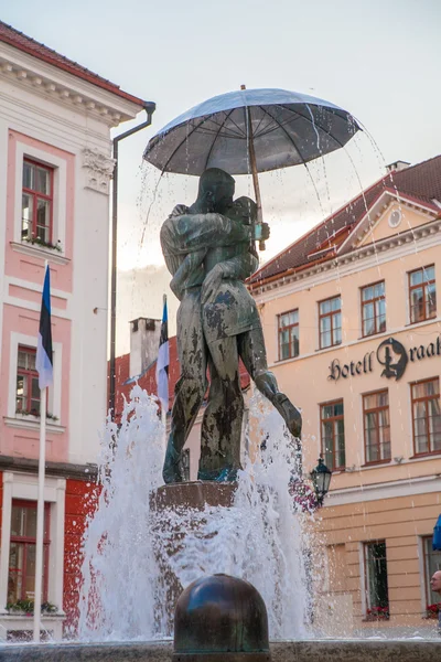 Statue küssender Studenten unter Regenschirm n — Stockfoto