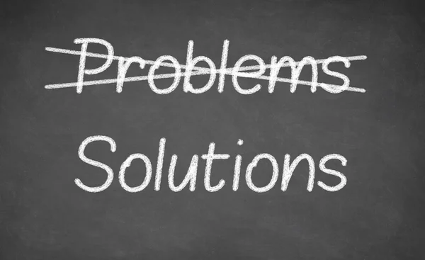 Probleme durchstreichen und Lösungen auf eine Tafel schreiben. — Stockfoto