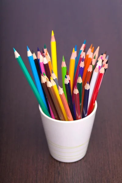 Coupe avec crayons colorés, gros plan — Photo