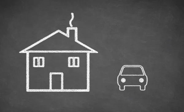Малюнок будинку та автомобіля на крейдовій дошці . — стокове фото