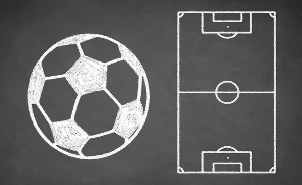 Bola de futebol e esquema tático em chalkboard . — Fotografia de Stock