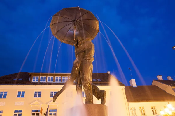 Statue of kissing students under umbrella — Stock Photo, Image