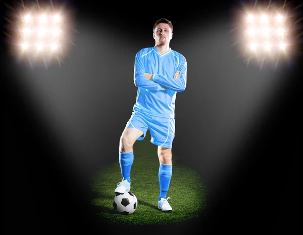 Piłkarz w niebieskim mundurze. na boisko — Zdjęcie stockowe
