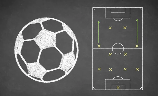 Voetbal en tactische regeling op schoolbord. — Stockfoto
