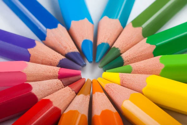 Bleistifte ordnen sich in Farbrad — Stockfoto