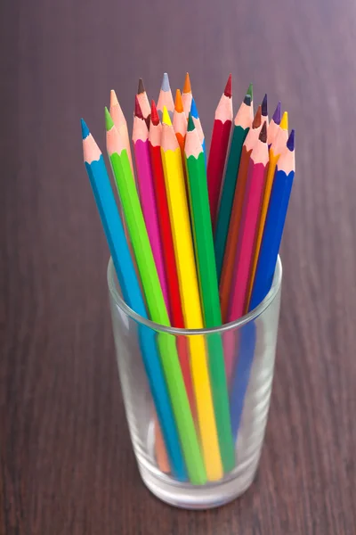 Beker met kleurrijke potloden, close-up — Stockfoto