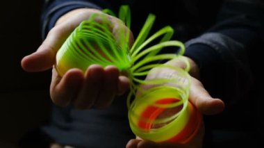 Son sınıf öğrencisi plastik bir stres önleyici oyuncakla süper yavaş çekimde oynuyor.