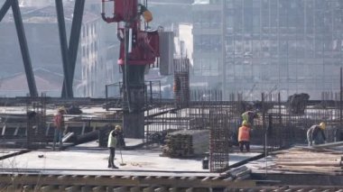 İstanbul, Türkiye - 6 Şubat 2021: İşçiler İstanbul Medeniyet Üniversitesi 'nin şantiyesinde çalışıyorlar