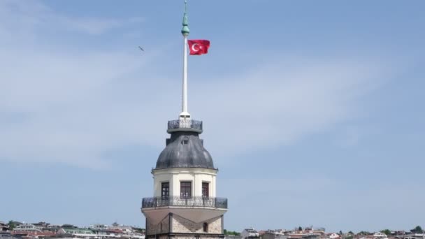 スローモーションで移動中のフェリーからイスタンブールの歴史的な乙女の塔 カメラが下に傾いてる — ストック動画