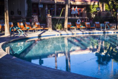 Boş bir yüzme havuzunun sakin ve sakin suları.