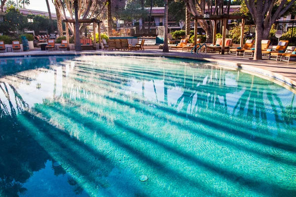 Sonnenstrahlen Frühen Morgen Strahlen Über Den Pool — Stockfoto