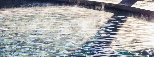 Dampf Steigt Aus Den Kühlen Morgentemperaturen Über Den Pool — Stockfoto