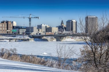 Güney Saskatchewan Nehri 'nin donmuş suları ve Saskatoon şehri.