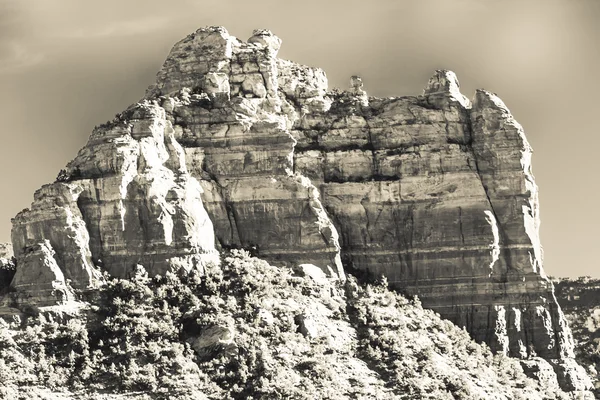 Formacje Piaskowca Znalezione Okolicach Sedony Arizonie Przetworzone Monochromatycznym Filtrem Podczerwieni — Zdjęcie stockowe