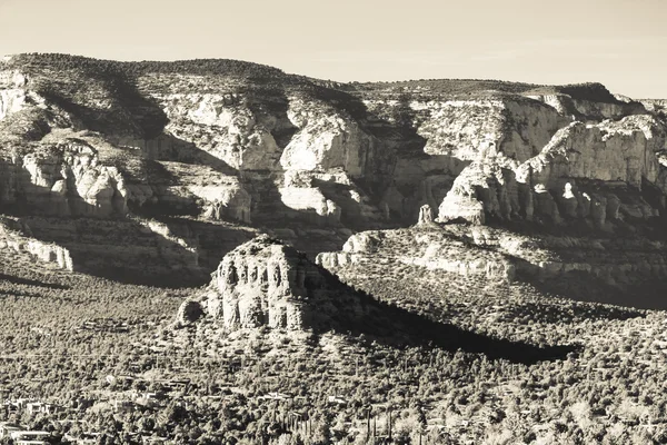 Pískovcové Útvary Nalezené Okolí Sedony Arizoně Zpracováno Černobílým Filtrem Černočerveným — Stock fotografie