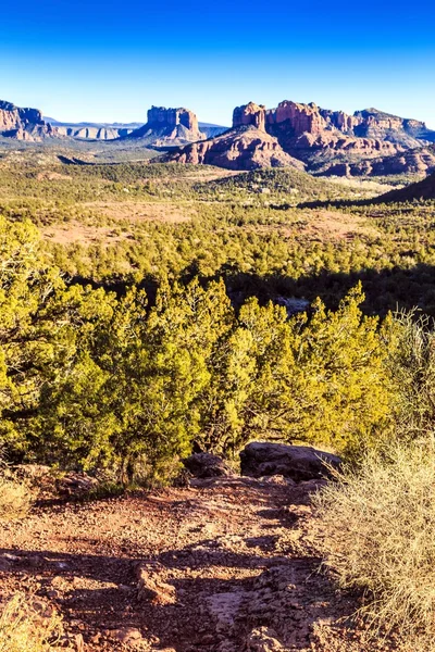 Cathedral Rock Είναι Ένα Διάσημο Ορόσημο Στην Sedona Αριζόνα Ορίζοντα — Φωτογραφία Αρχείου