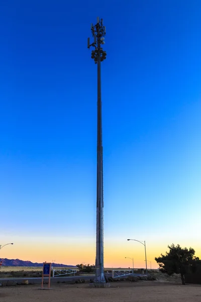 Uma Antena Repetidora Comunicação Telefone Celular Torre Celular Pôr Sol — Fotografia de Stock