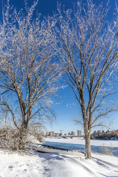 Una Canoa Che Riposa Sulla Neve Durante Inverno — Foto Stock