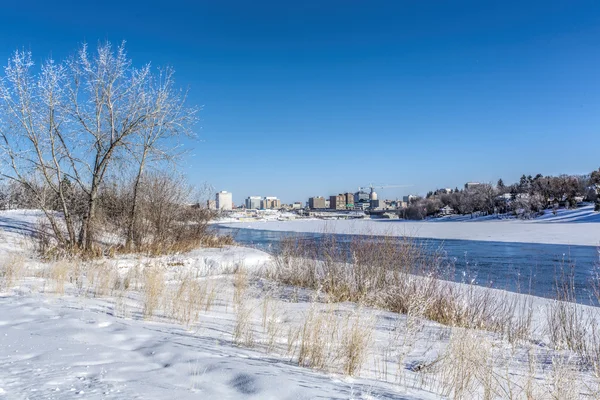 Zima Świeżym Śniegiem Zamarzniętymi Wodami Rzeki South Saskatchewan Miasta Saskatoon — Zdjęcie stockowe