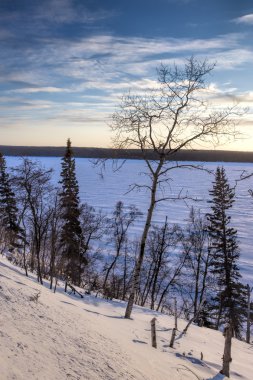 günbatımı donmuş göl üzerinde