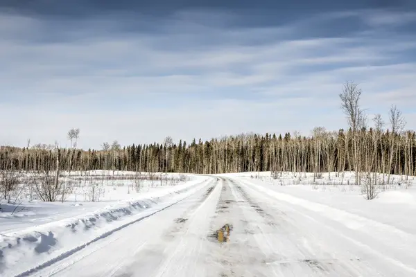 Ένα Δρόμο Καλυμμένο Χειμώνα Χιόνι Στον Βόρειο Καναδά — Φωτογραφία Αρχείου