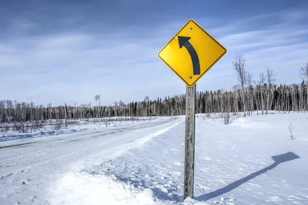 Sinal Para Virar Esquerda Uma Estrada Inverno Nevado — Fotografia de Stock