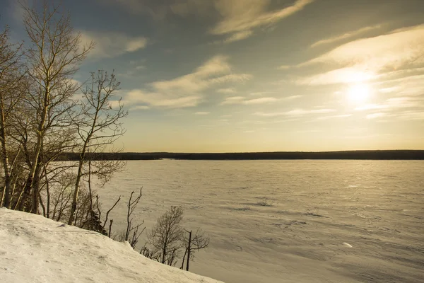 Solnedgång över frusen sjö — Stockfoto