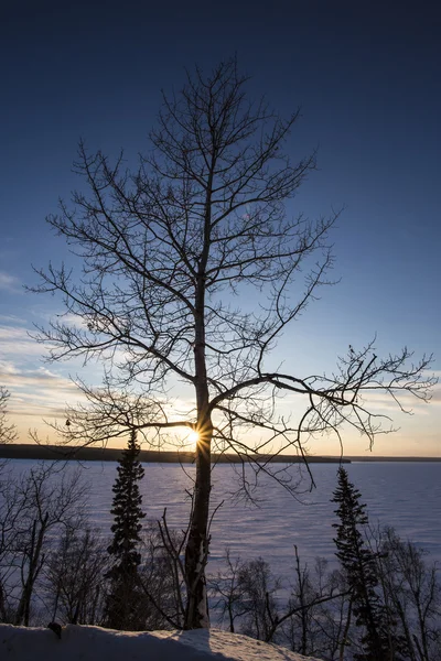 Pôr do sol sobre lago congelado — Fotografia de Stock