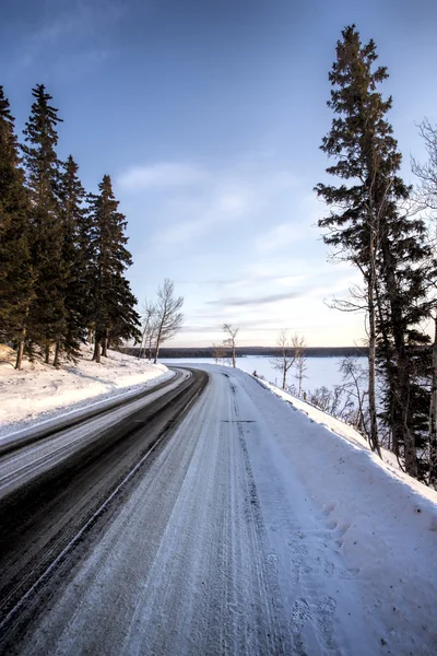 캐나다에서 덮인된 겨울도로 — 스톡 사진