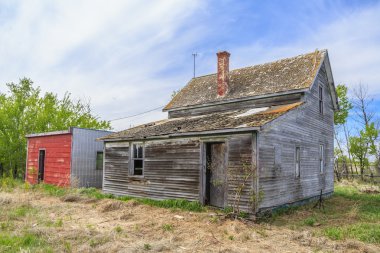 Terk edilmiş eski çiftlik evin boş bir homestead.
