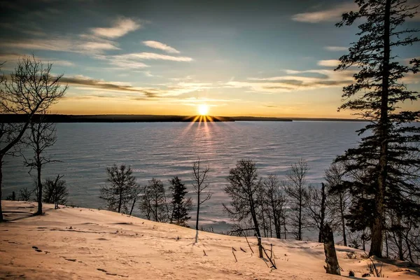 Sole Tramonta Lago Ghiacciato Coperto Neve Con Alberi Sagoma Primo — Foto Stock
