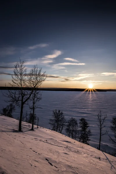 Sol Pone Sobre Lago Cubierto Nieve Congelada Con Árboles Silueta — Foto de Stock